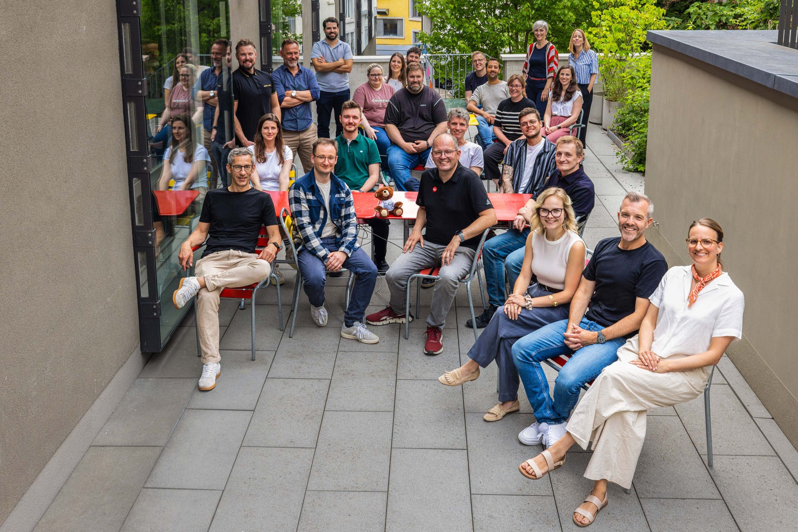 Die Teilnehmenden des ODTA Treffens in Zürich bei einem gemeinsamen Gruppenfoto auf der Terrasse.